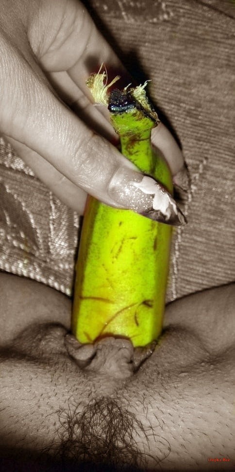 Банан погружается в вагинальное отверстие целиком