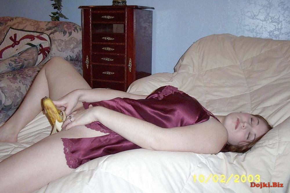 Молодая жена на кровати тащится сунув во влагалище банан
