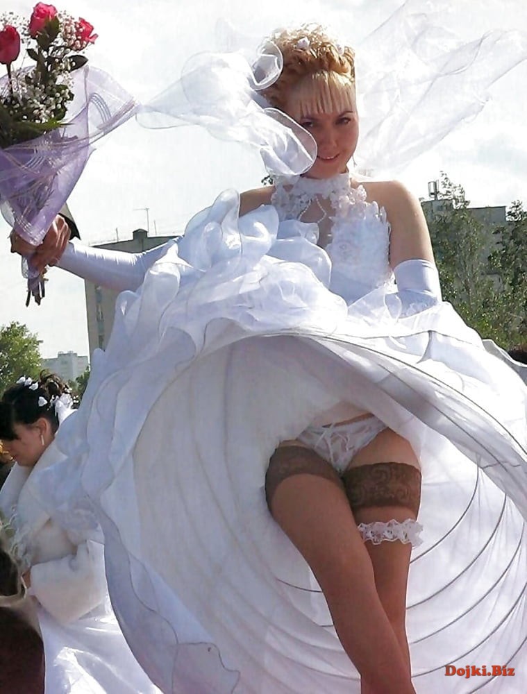 На свадьбе невеста задрала высоко платье