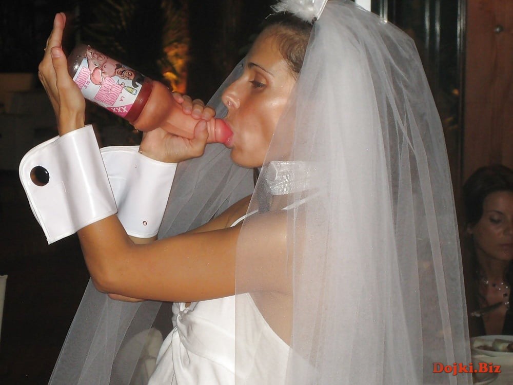 Невеста берёт в рот бутылку с горлышком в форме полового члена