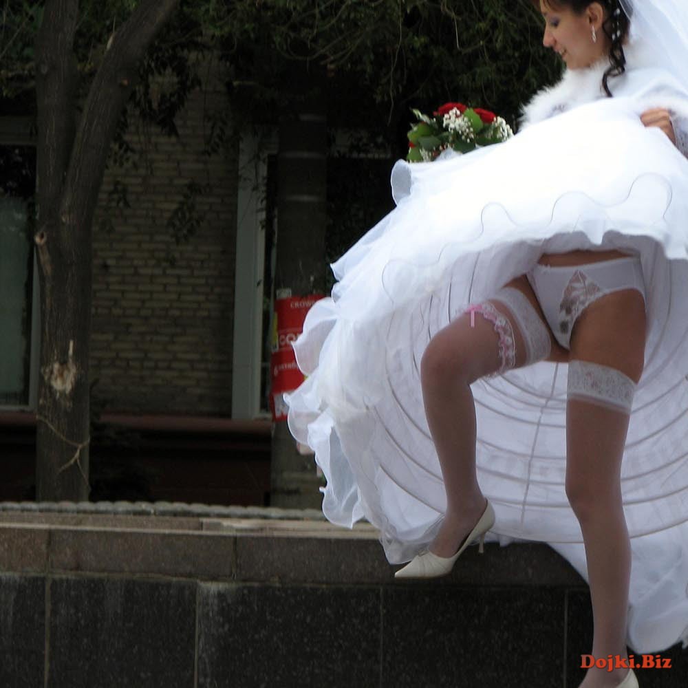 Невеста на улице в интимном белье