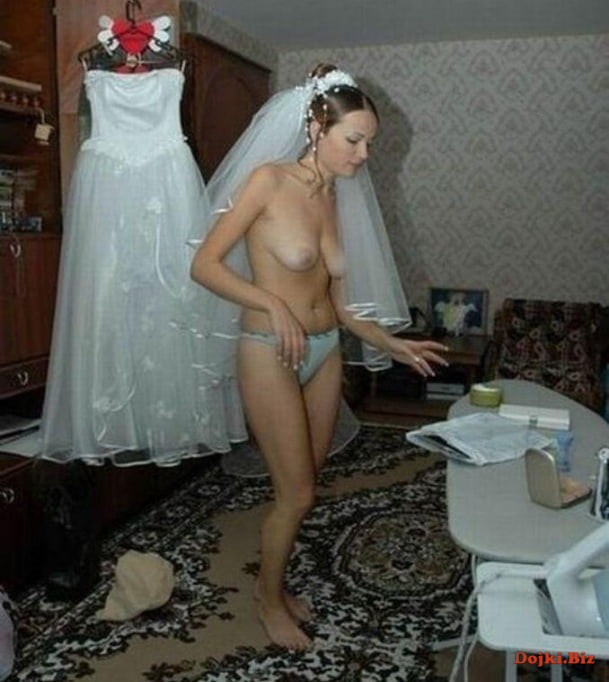 Невеста перед свадьбой в трусиках с фатой на голове