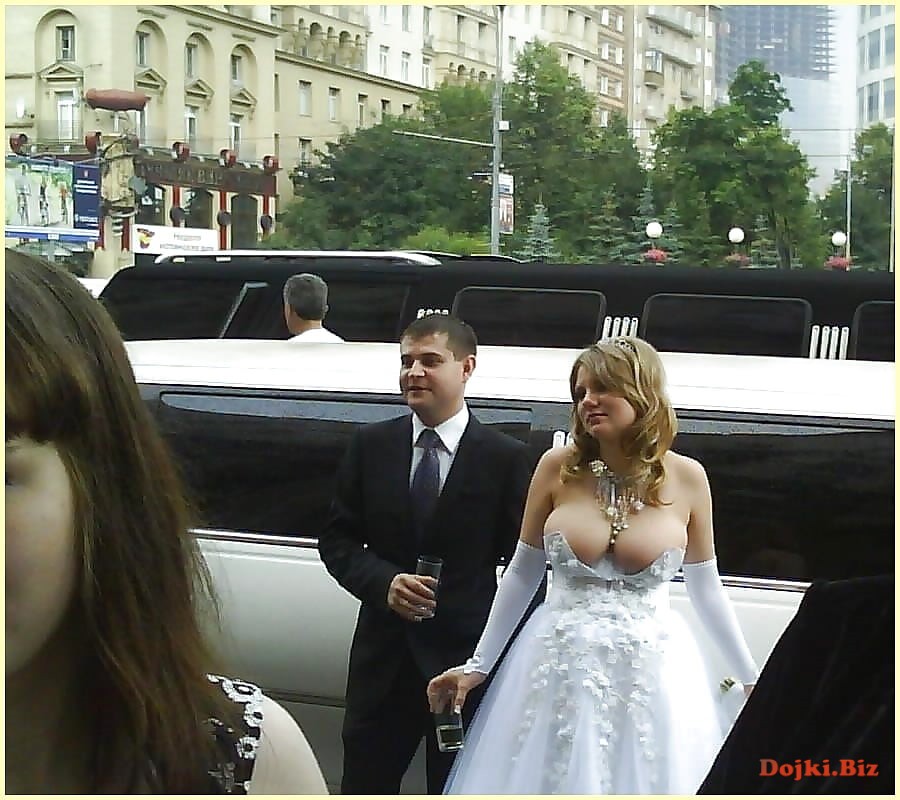 Невеста с большой грудью в откровенном свадебном платье