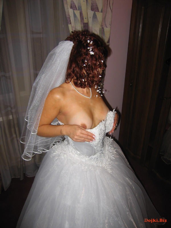 Невеста с обнажённой большой грудью
