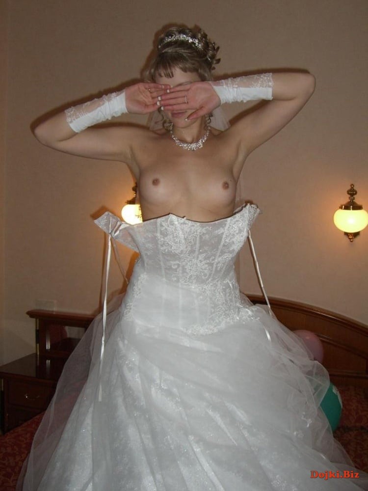 Невеста снимает платье обнажила грудь