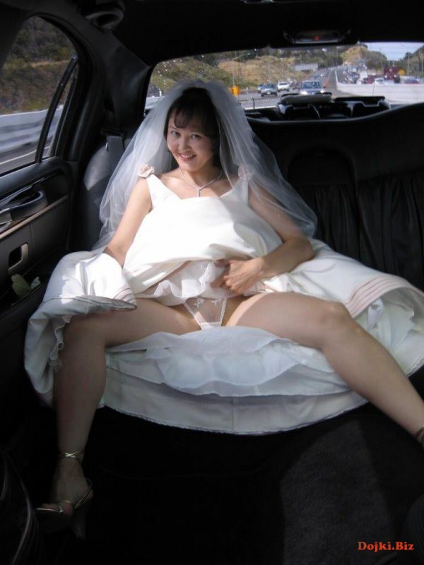 Невеста в лимузине показывает трусики
