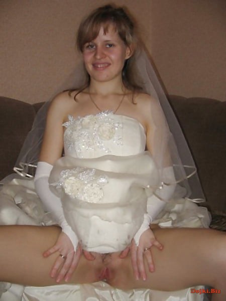 Невеста в платье бе трусов широко раздвинула ноги