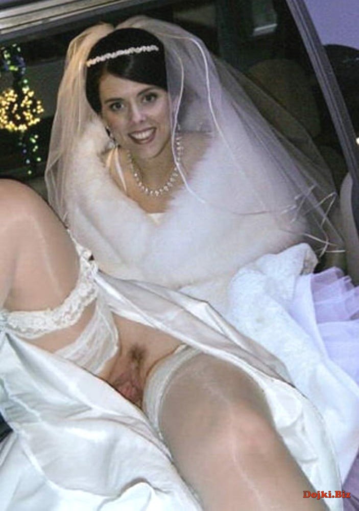 Невеста в свадебном платье без нижнего белья