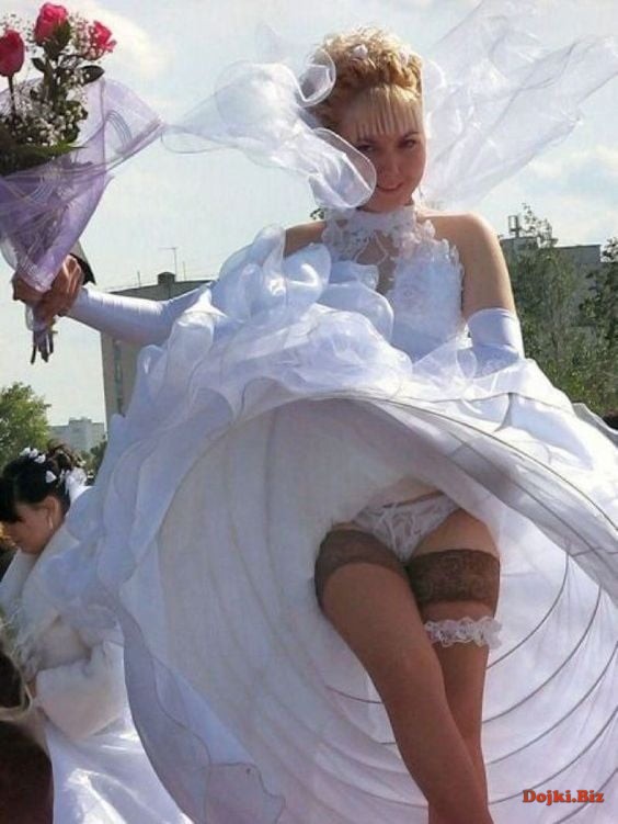 Невеста высоко платье задрала и трусики засветила