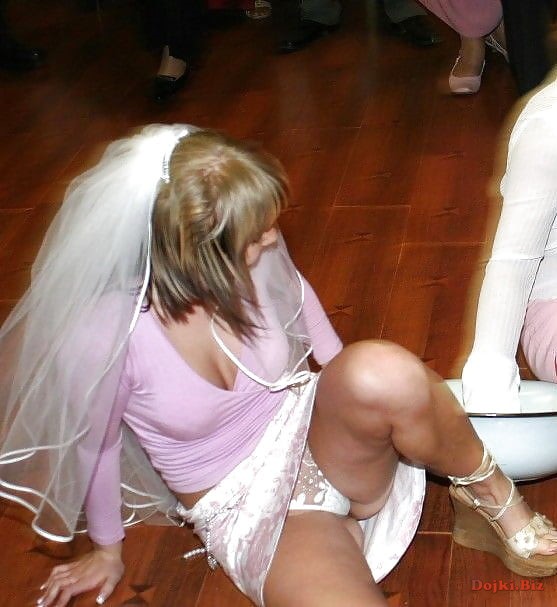 Невеста засветила белые трусики под платьем