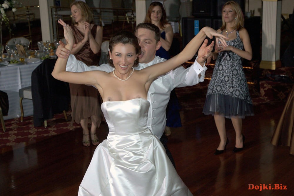Невеста засветила грудь во время танца