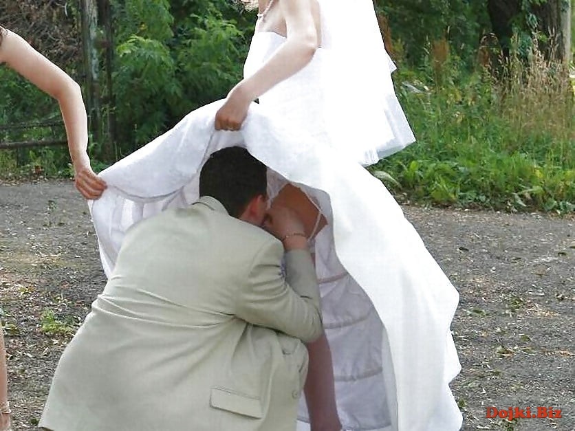 Невесту целует между ног