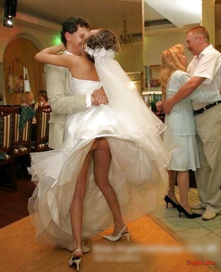 Платье поднял засветил невесты попку