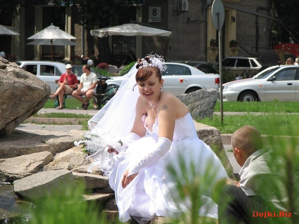 Сиська невесты вывалилась из платья