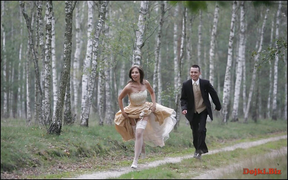 В лесу жених бежит за невестой
