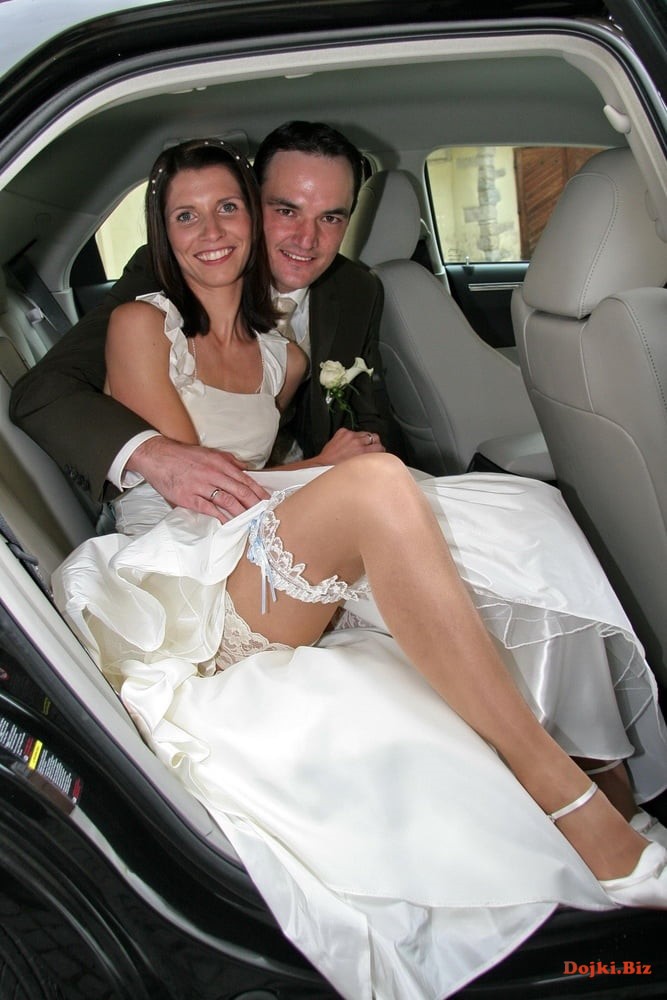 В машине с женихом невеста сексуально выставила ногу