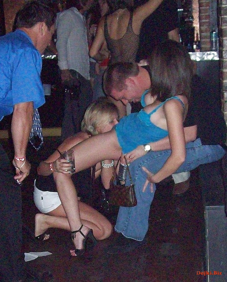 пьяная девушка лижет между ног у своей подруги
