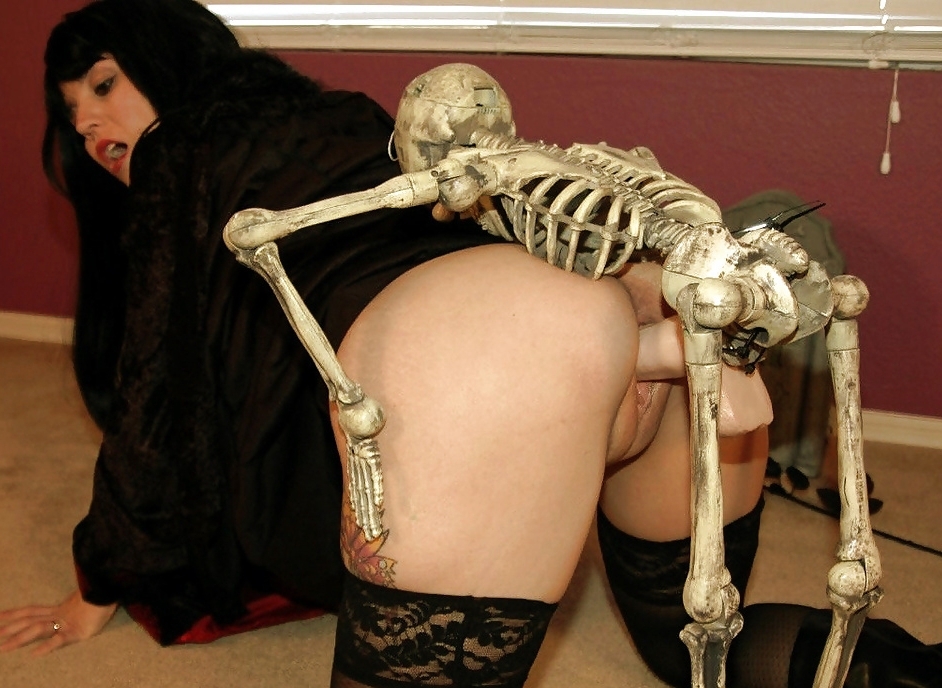 Девку трахает скелет