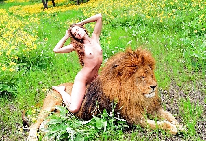 Голая девушка укротила льва
