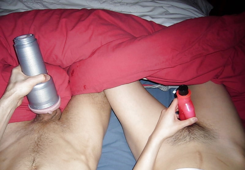 Пара в постели с секс-игрушками