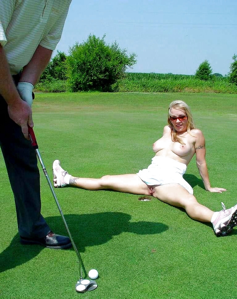Расставила ноги возле лузы в гольф
