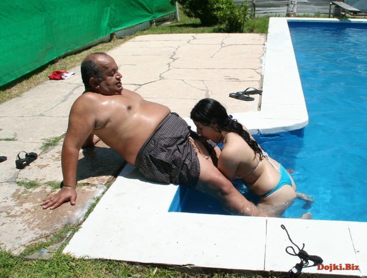 Жирному дяде делает минет в бассейне