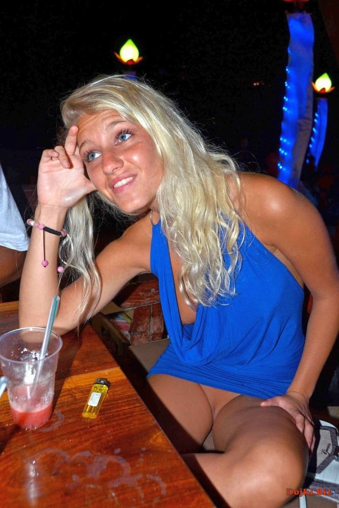 Блондинка в баре отдыхает с парнями у неё под платьем нет трусов