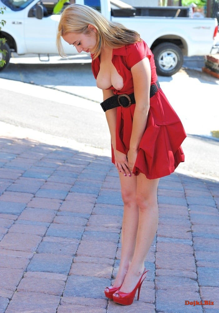 Деушка в красном платье обнажила грудь на улице