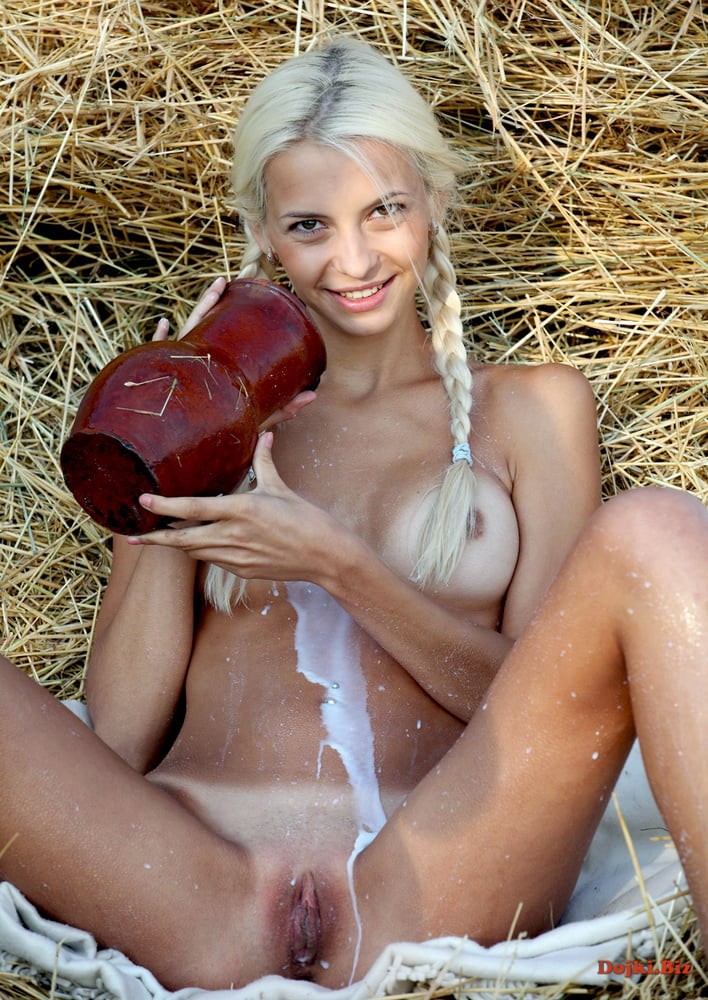 Голая блондинка на сене обливает себя молоком