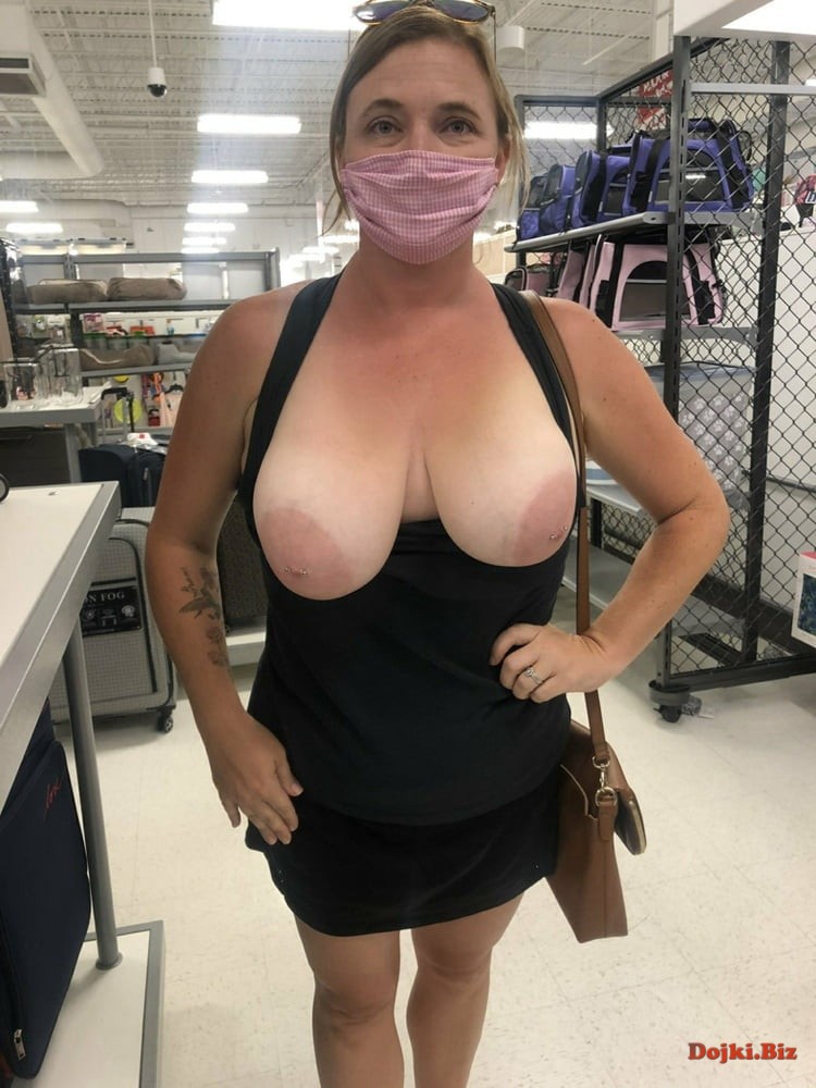 Обнажила большую грудь в супермаркете