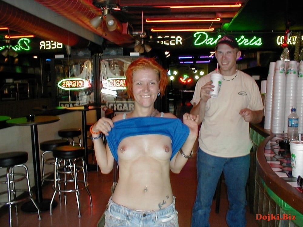 В баре на фоне незнакомца обнажила грудь