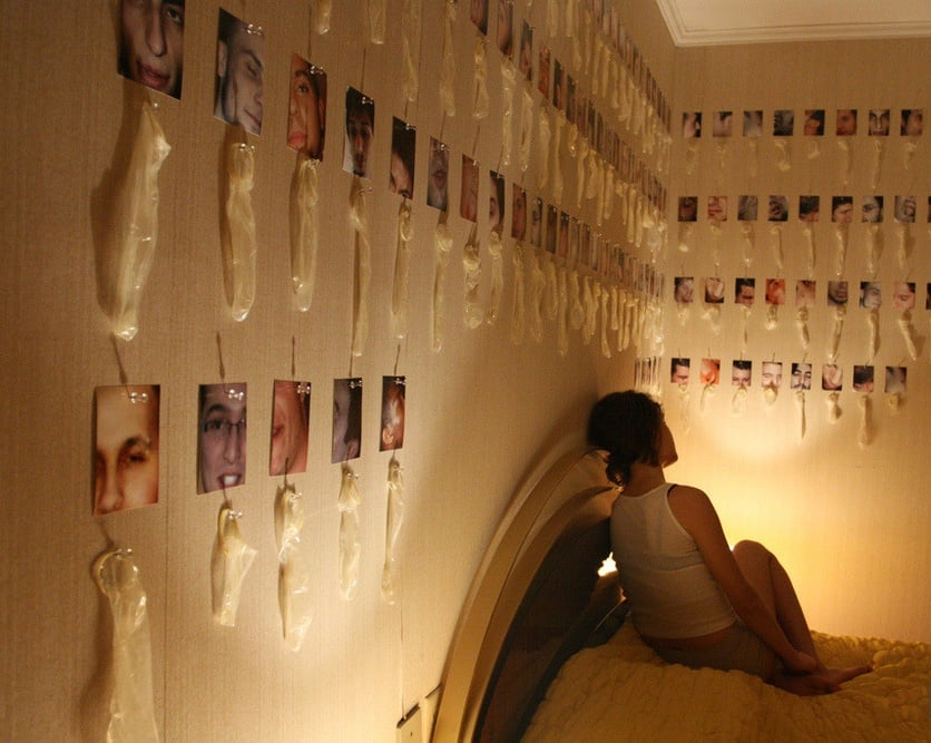 Коллекция использованых ухажерами гандонов на стене в комнате девушки