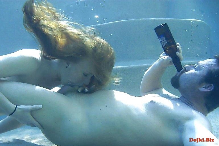 Под водой мужик пьет пиво а подружка делает минет