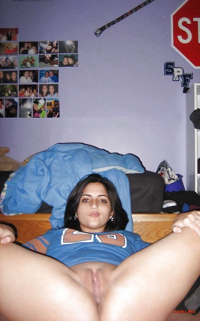 Студентка в спальне расставила ножки
