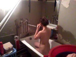 Киргизска в ванной подмывается и не замечает что её снимают mp4