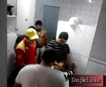 Парни пустили по кругу пьяную девушку в туалете