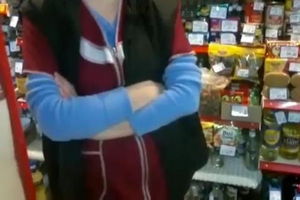 Продавщица в магазине трогает мужиков за члены mp4