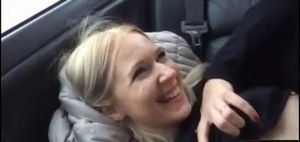 Жена блондинка под другом мужа в машине