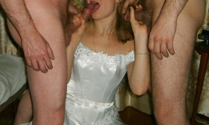 Жена в свадебном платье сосёт у мужа и его дружка фото