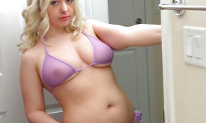 Блондинка в прозрачном сиреневом бикини фото