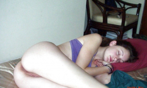 Подружка спит без трусиков фото